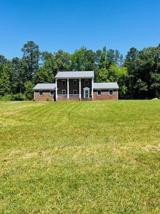 13225 Old Happy Hill Rd in Chester, VA - Building Photo