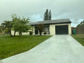 282 SW Bridgeport Dr in Port St. Lucie, FL - Building Photo