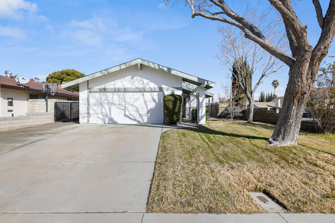 841 Landsford St in Lancaster, CA - Building Photo