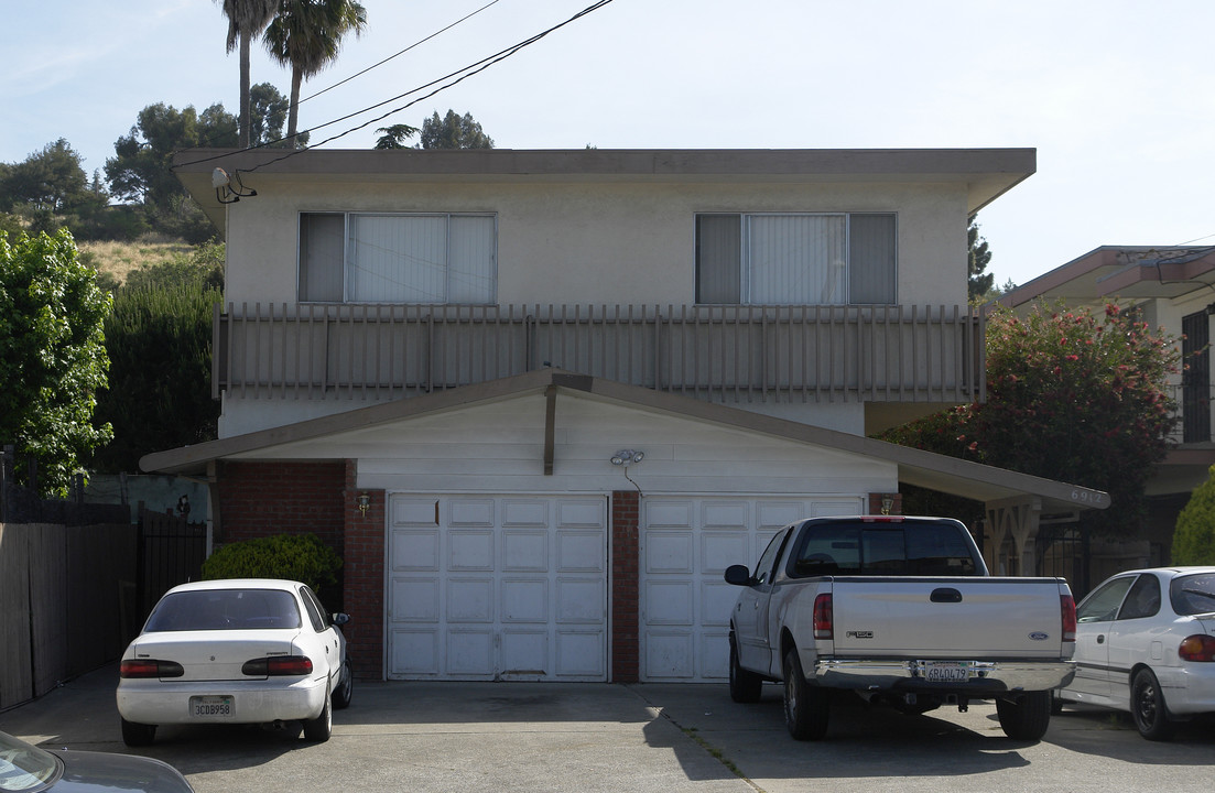 6912 Lacey Ave in Oakland, CA - Foto de edificio