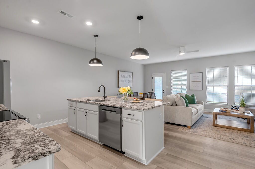 Bellingham Park Townhomes - IMMEDIATE MOVE IN in Louisville, KY - Foto de edificio