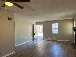 8702 NW 82 Terrace in Kansas City, MO - Building Photo - Building Photo