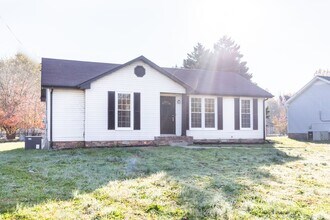553 Lorie Ln in Clarksville, TN - Foto de edificio - Building Photo