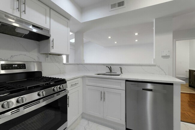 806 Spinnaker Ct in Secaucus, NJ - Foto de edificio - Building Photo