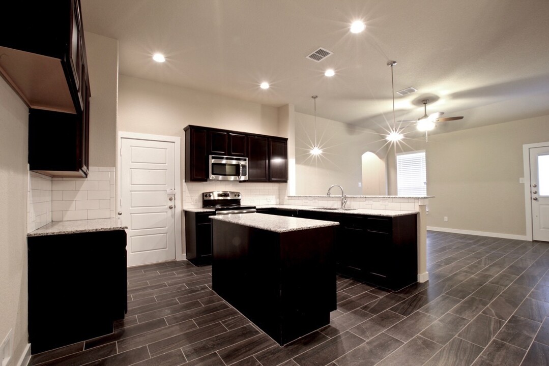 1033 Skyview Ct in Midlothian, TX - Building Photo