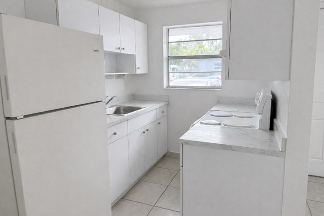 6151 Eaton St, Unit 13 in Hollywood, FL - Foto de edificio - Building Photo