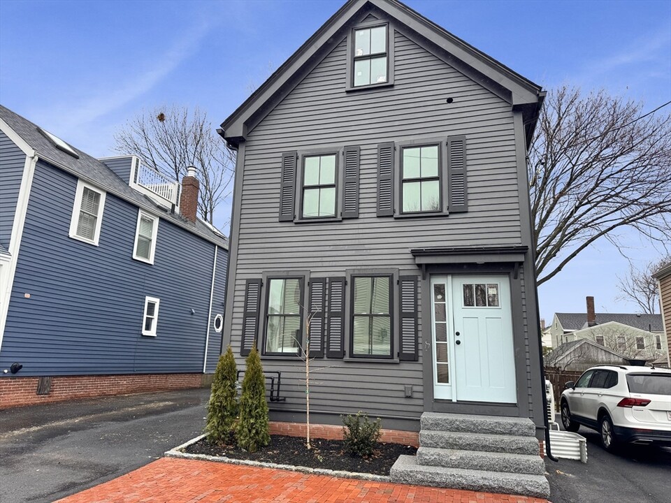 30 Carter St in Newburyport, MA - Building Photo