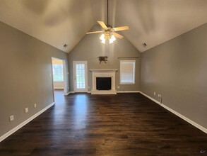 513 Grove Ln in Kathleen, GA - Foto de edificio - Building Photo