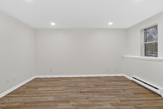 4 Horizon View Dr W in East Greenbush, NY - Building Photo - Building Photo