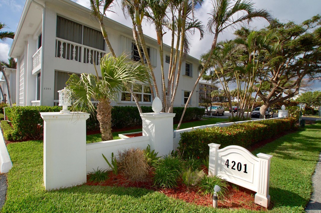 4201 S Ocean Blvd-Unit -J7 in South Palm Beach, FL - Building Photo