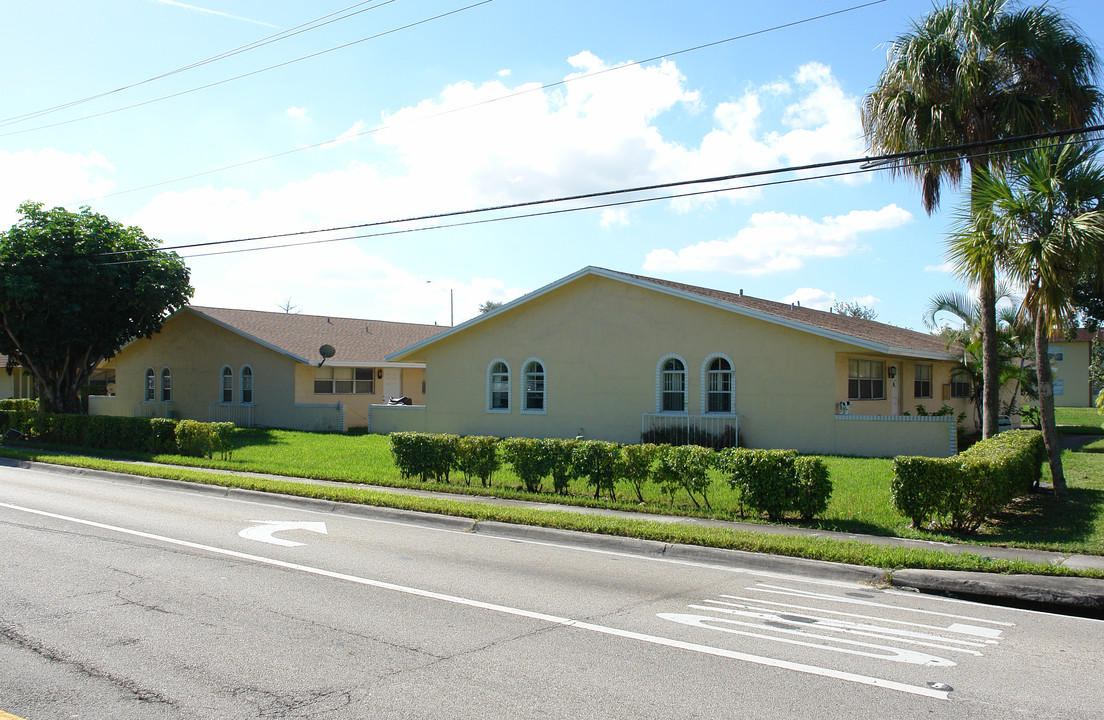 411 Banks Rd in Pompano Beach, FL - Building Photo