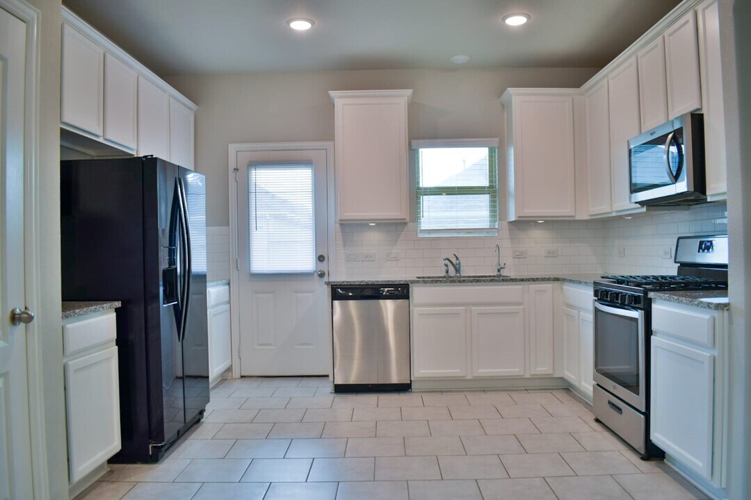 31619 Heguy Pass in Fulshear, TX - Building Photo