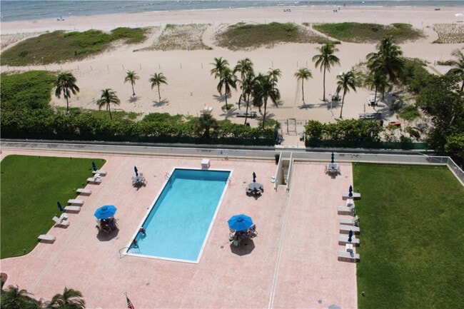 750 N Ocean Blvd in Pompano Beach, FL - Foto de edificio - Building Photo