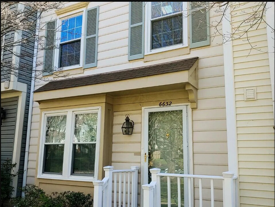 6632 Medinah Ln in Alexandria, VA - Building Photo