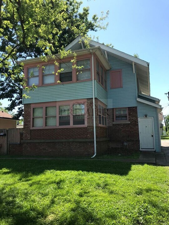1124 S Ash Ave in Independence, MO - Foto de edificio