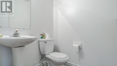 123 Queensbury Dr in Ottawa, ON - Building Photo - Building Photo