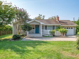 250 White St in Southampton, NY - Building Photo