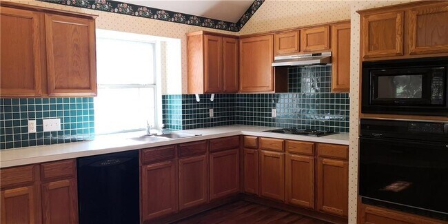 12006 Hispania Ct in Austin, TX - Foto de edificio - Building Photo