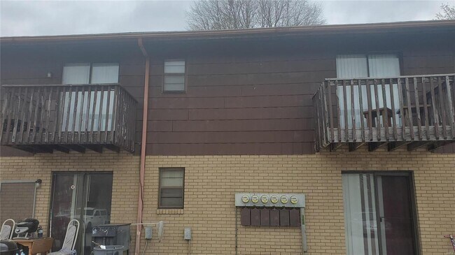 property at 10 Yorkshire Ln