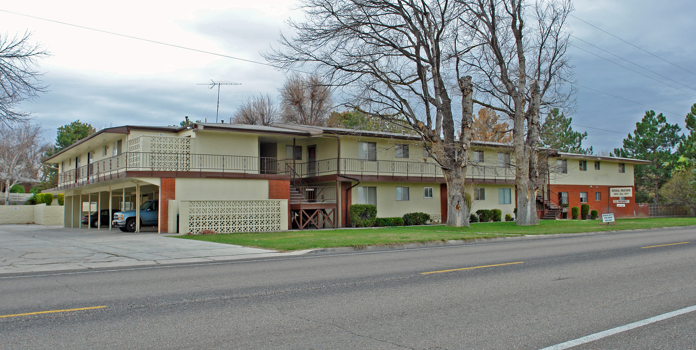 Royal Manor Apartments in Caldwell, ID - Building Photo