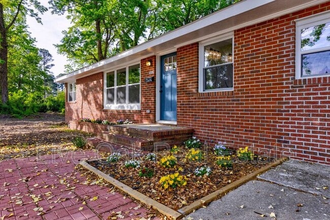 1557 N Great Neck Rd in Virginia Beach, VA - Building Photo - Building Photo