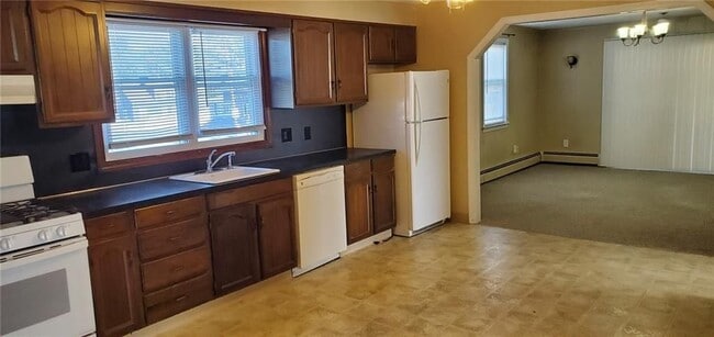 1381 Mineral Spring Ave in North Providence, RI - Foto de edificio - Building Photo