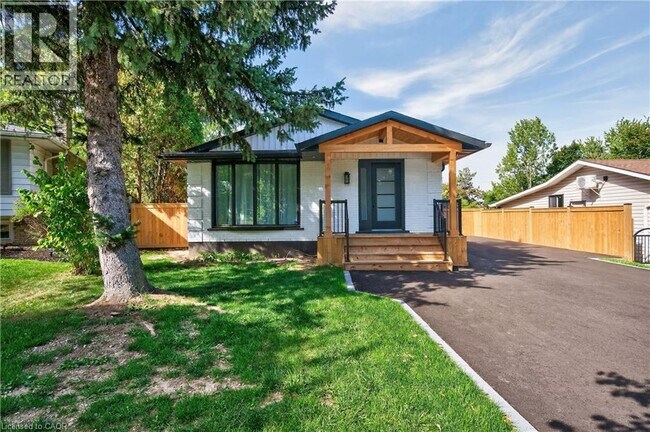 75 Britten Close in Hamilton, ON - Building Photo - Building Photo