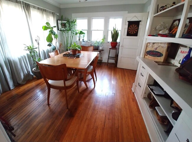 property at 4546 Kingswell Ave