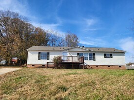 1050 Isenhour Ct in Maiden, NC - Building Photo