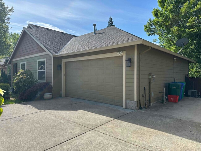 16138 NE Wasco Ct in Portland, OR - Building Photo - Building Photo