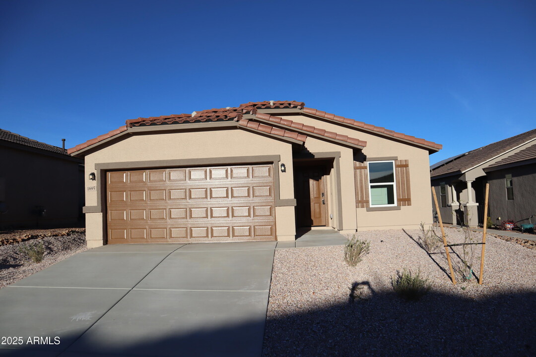 1695 S Mystery Canyon Dr in Benson, AZ - Foto de edificio