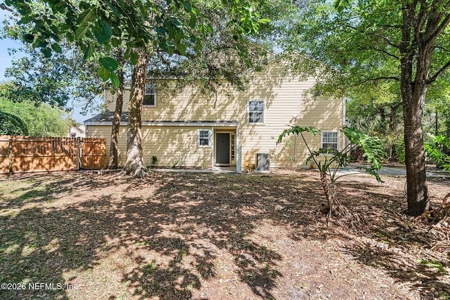 330 Sunrise Cir in Neptune Beach, FL - Foto de edificio - Building Photo