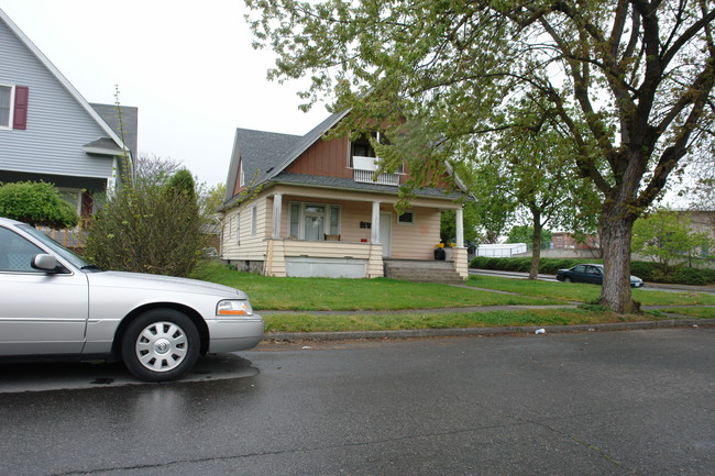 827 W Knox Ave in Spokane, WA - Foto de edificio - Building Photo