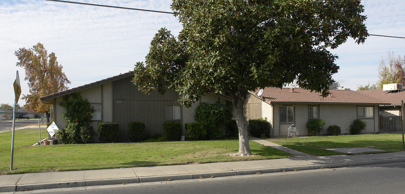 2501 N Winton Way in Atwater, CA - Building Photo