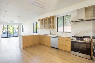 456 N Poinsettia Pl in Los Angeles, CA - Foto de edificio - Building Photo