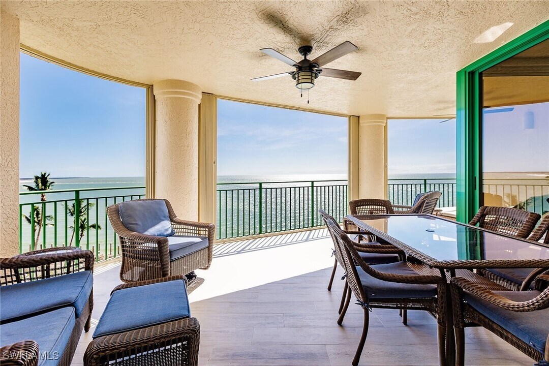 980 Cape Marco Dr in Marco Island, FL - Foto de edificio