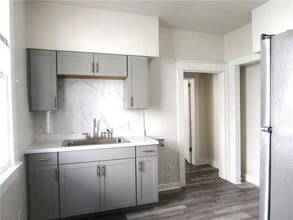 2435 George Nick Connor Dr in New Orleans, LA - Foto de edificio - Building Photo