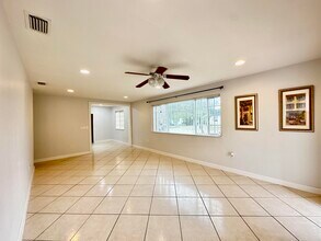 700 NE 168th St in North Miami Beach, FL - Building Photo - Building Photo