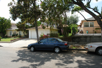 423 E Cedar Ave in Burbank, CA - Foto de edificio - Building Photo