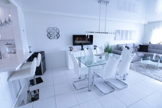 470 Paradise Isle Blvd in Hallandale Beach, FL - Building Photo - Building Photo