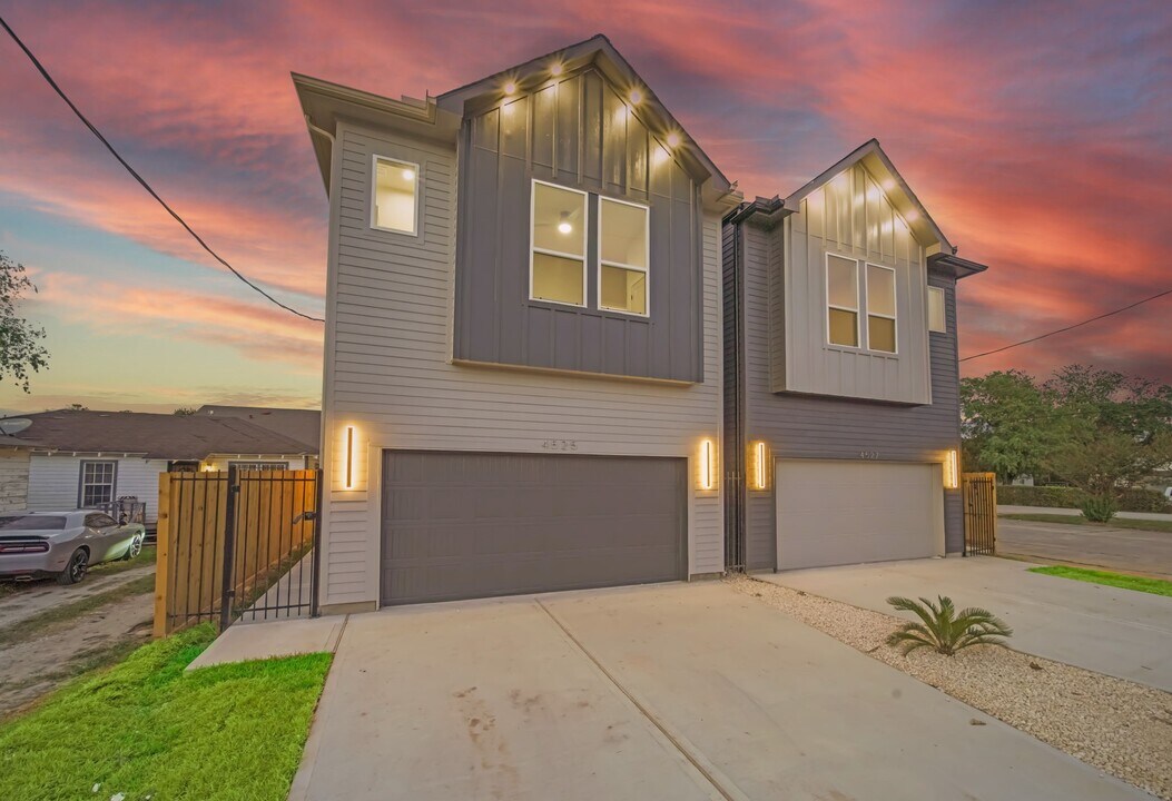 4525 Davenport St in Houston, TX - Building Photo