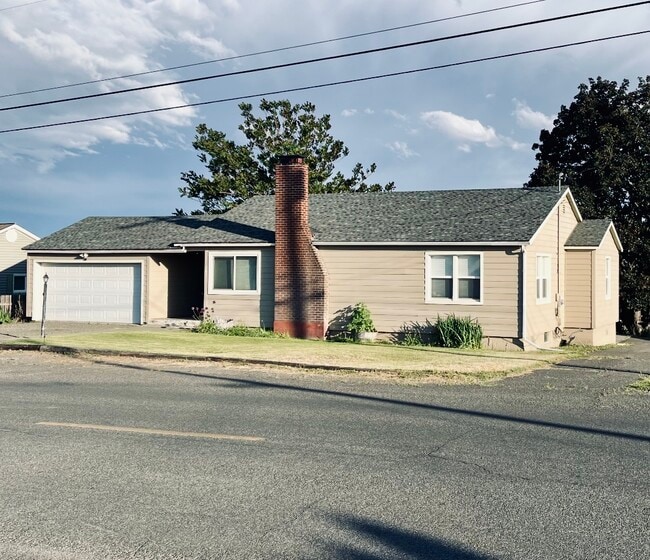 501 Grandview Ave in Sunnyside, WA - Building Photo - Building Photo