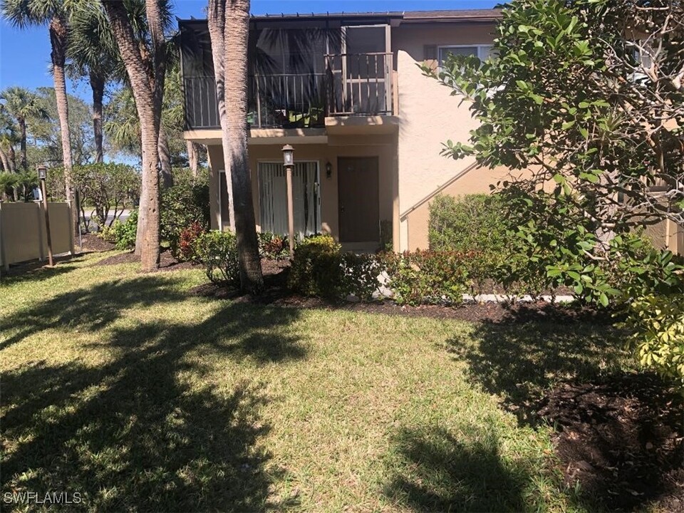 4261 Jack Frost Ct in Naples, FL - Building Photo