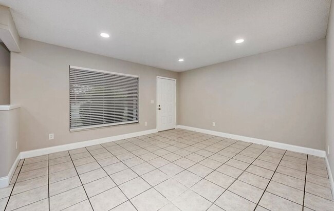 5485 Decatur St in Orlando, FL - Foto de edificio - Building Photo