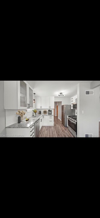 26576 Brettonwoods St in Madison Heights, MI - Building Photo