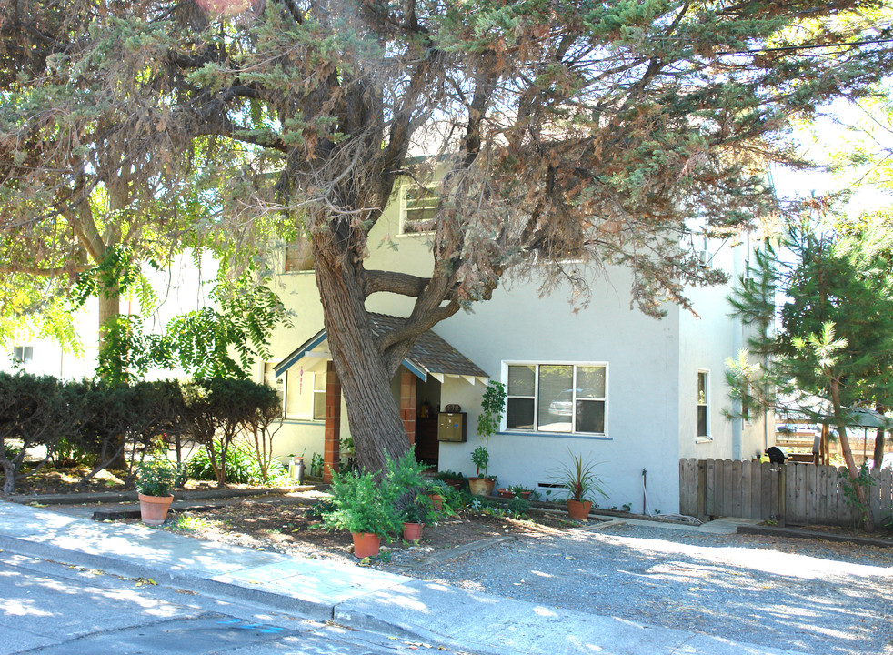 590 E H St in Benicia, CA - Foto de edificio