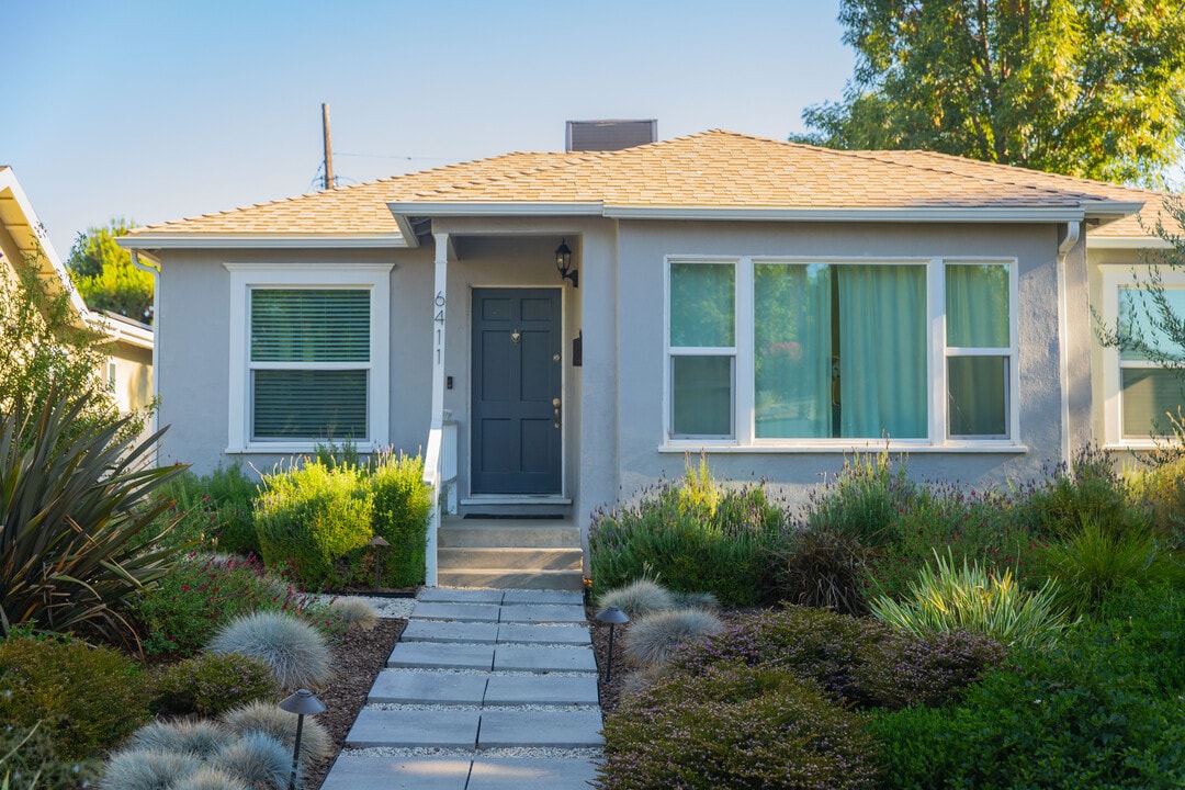 6411 Hesperia Ave in Reseda, CA - Building Photo