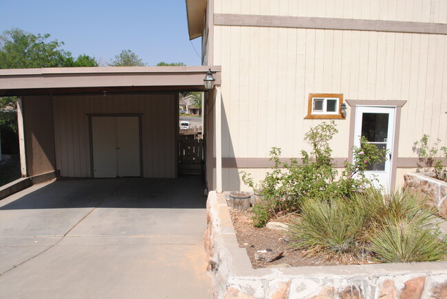 2422 Hidden Valley Dr, Unit B in Grand Junction, CO - Foto de edificio - Building Photo