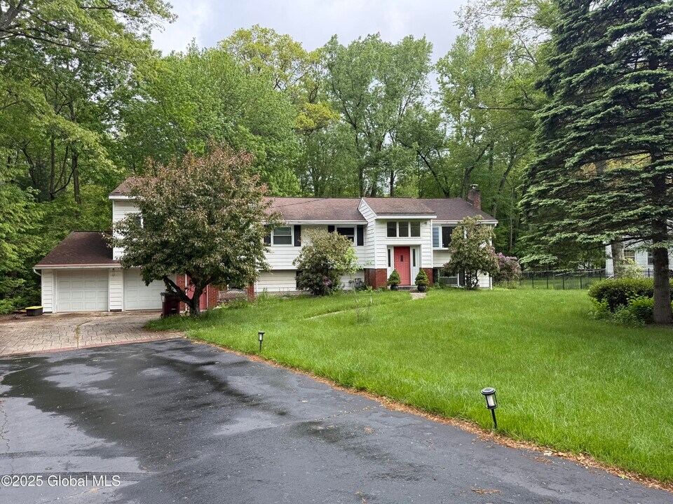 1565 Crescent Rd in Clifton Park, NY - Building Photo