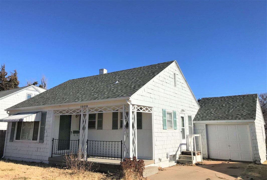 1908 6th Ave in Dodge City, KS - Building Photo